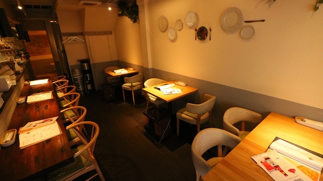 白と温もりを基調とした店内
